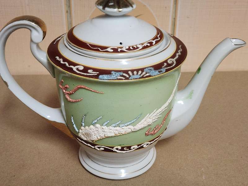 VINTAGE CHINESE DRAGON MOTIF TEA POT AND PLATE, MARKED AT THE BASE