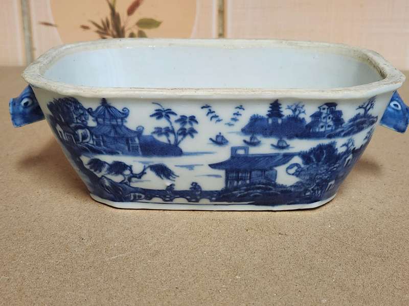ANTIQUE BLUE AND WHITE CHINESE TWIN HANDLED BOWL