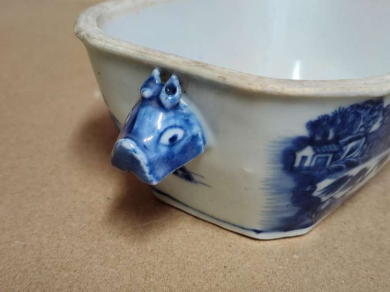 ANTIQUE BLUE AND WHITE CHINESE TWIN HANDLED BOWL