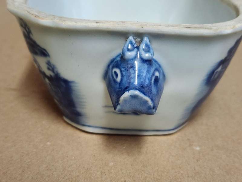 ANTIQUE BLUE AND WHITE CHINESE TWIN HANDLED BOWL