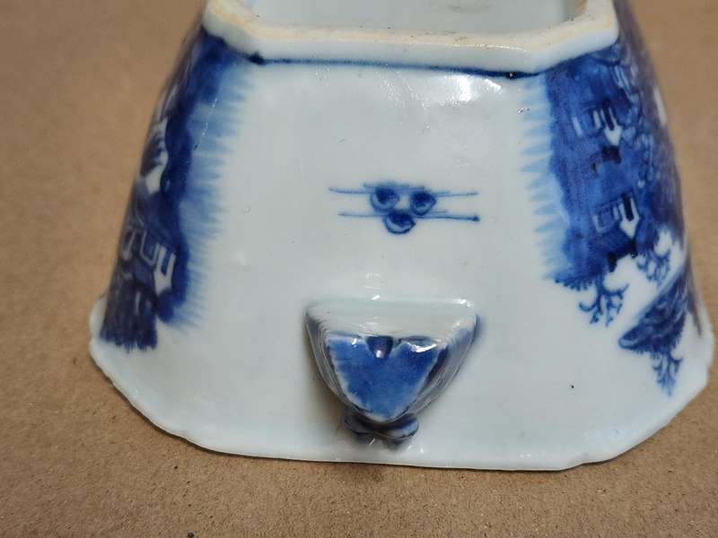 ANTIQUE BLUE AND WHITE CHINESE TWIN HANDLED BOWL