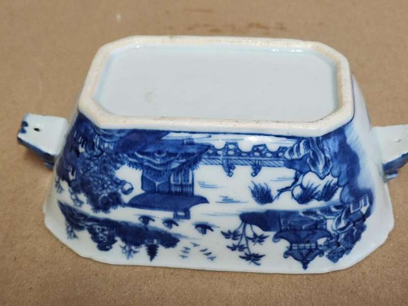 ANTIQUE BLUE AND WHITE CHINESE TWIN HANDLED BOWL