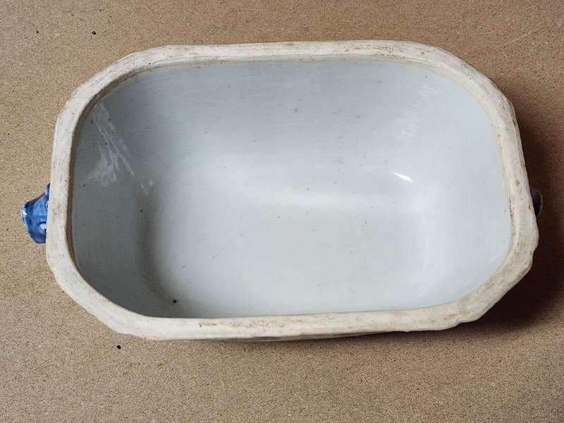 ANTIQUE BLUE AND WHITE CHINESE TWIN HANDLED BOWL