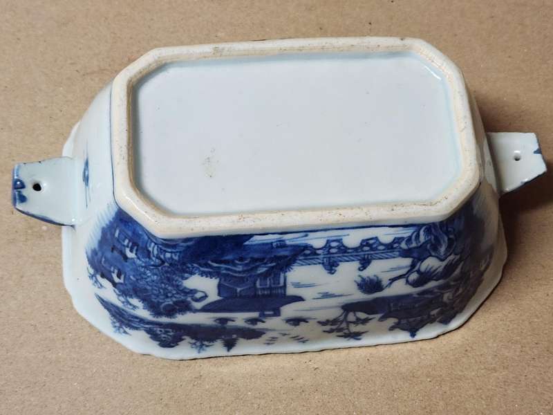 ANTIQUE BLUE AND WHITE CHINESE TWIN HANDLED BOWL