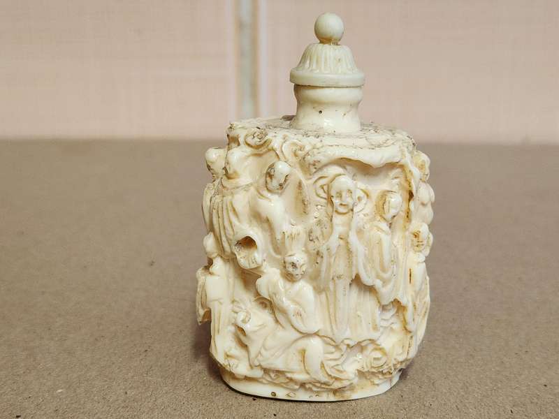 ANTIQUE CHINESE SNUFF BOTTLE