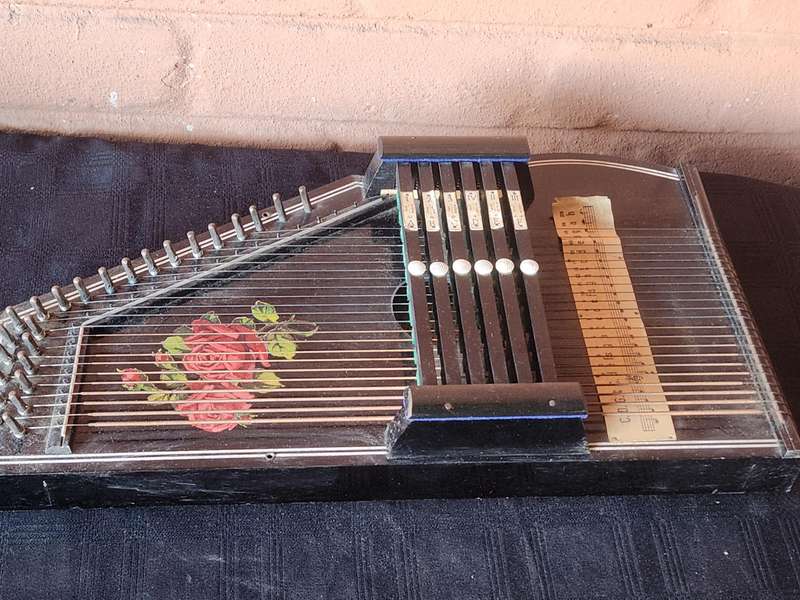 VINTAGE ROSETTI SIX BAR AUTOHARP MUSICAL INSTRUMENT
