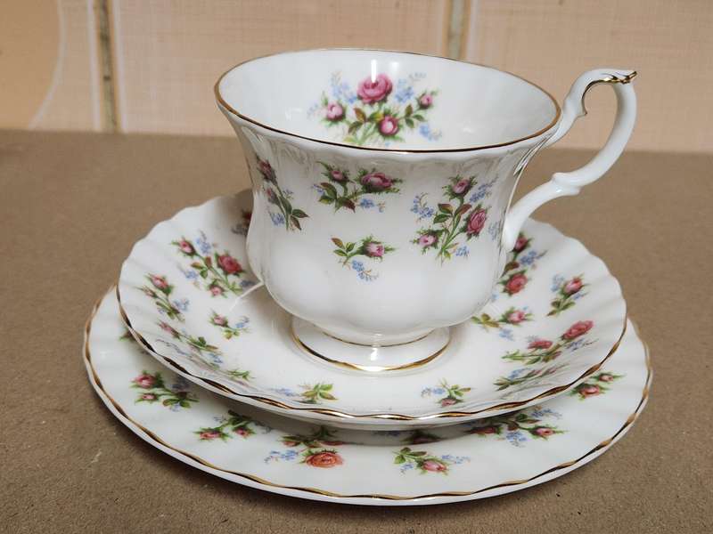 VINTAGE ROYAL ALBERT BONE CHINA WINSOME TEA TRIO 1 OF 4