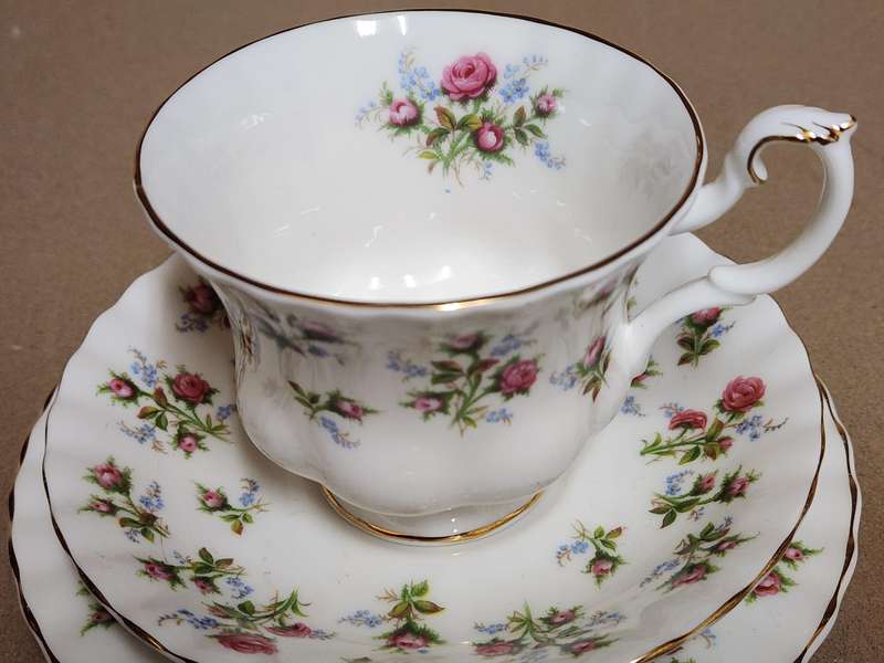 VINTAGE ROYAL ALBERT BONE CHINA WINSOME TEA TRIO 1 OF 4