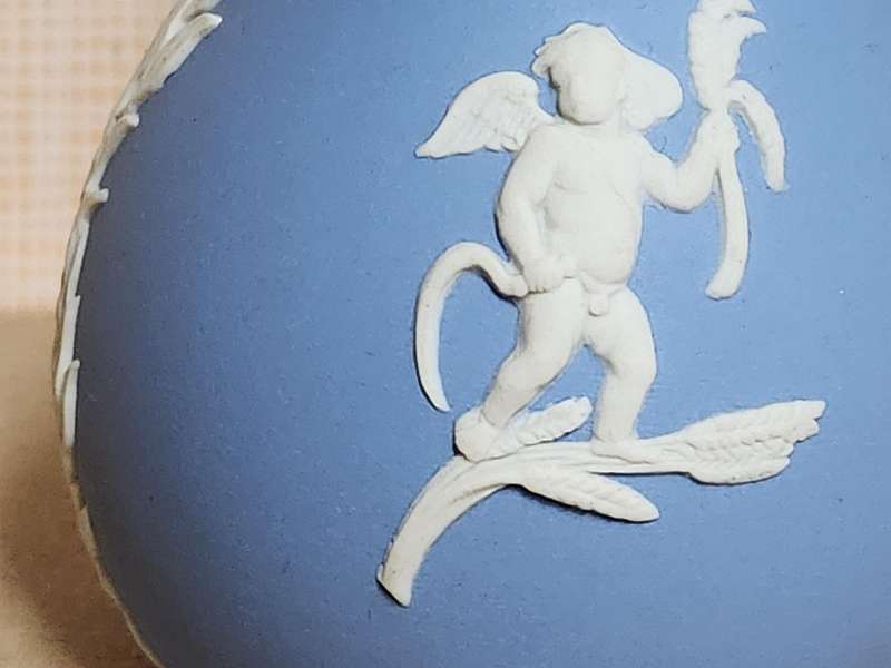 BEAUTIFUL VINTAGE WEDGWOOD JASPERWARE  DECORATIVE BUD VASE