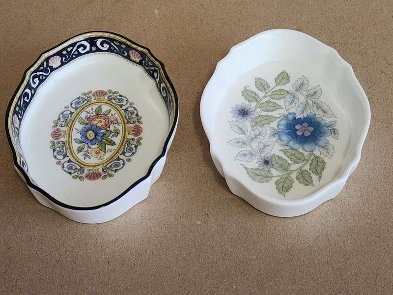 BEAUTIFUL PAIR OF VINTAGE WEDGWOOD TRINKET DISHES, RUNNYMEDE AND CLEMENTINE
