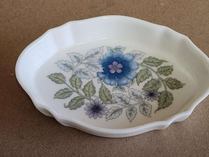 BEAUTIFUL PAIR OF VINTAGE WEDGWOOD TRINKET DISHES, RUNNYMEDE AND CLEMENTINE