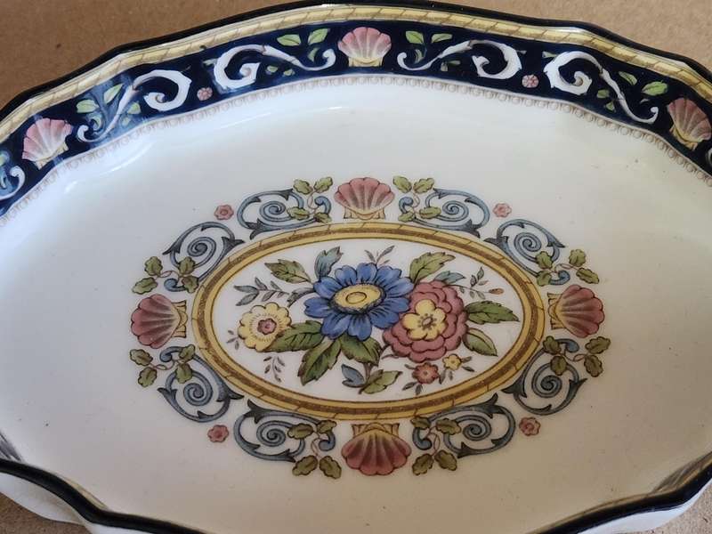 BEAUTIFUL PAIR OF VINTAGE WEDGWOOD TRINKET DISHES, RUNNYMEDE AND CLEMENTINE