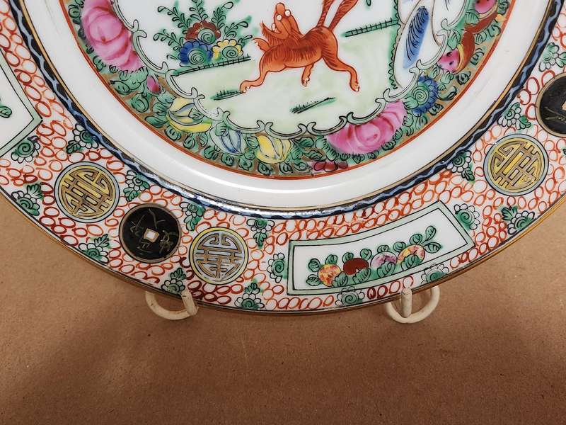 ANTIQUE CHINESE FAMILLE ROSE MEDALLION PLATE WITH A FOX AND BIRD MOTIVE
