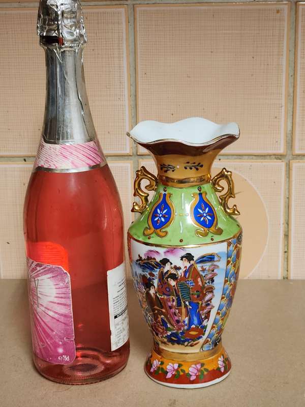 VINTAGE CHINESE HIGHLY DECORATIVE VASE, MARKED AT THE BASE