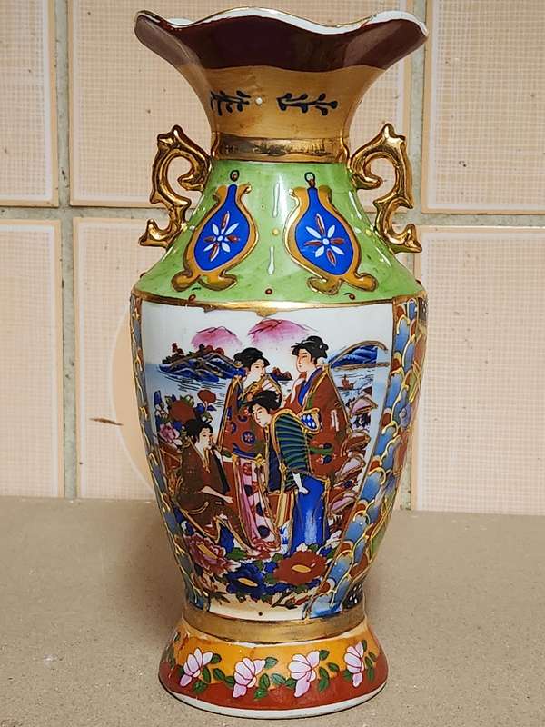 VINTAGE CHINESE HIGHLY DECORATIVE VASE, MARKED AT THE BASE
