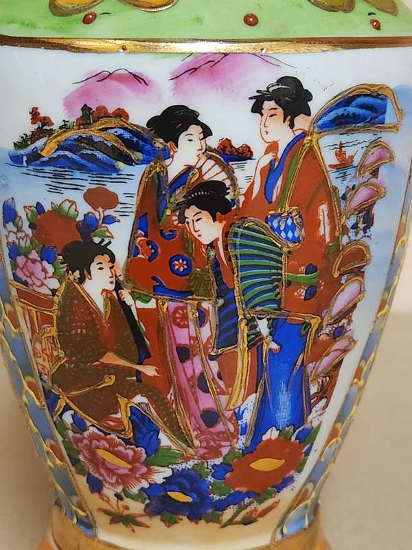 VINTAGE CHINESE HIGHLY DECORATIVE VASE, MARKED AT THE BASE