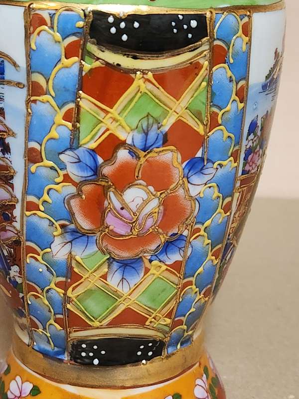 VINTAGE CHINESE HIGHLY DECORATIVE VASE, MARKED AT THE BASE