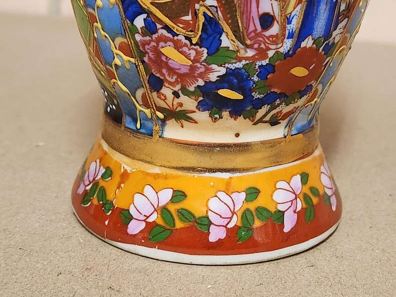 VINTAGE CHINESE HIGHLY DECORATIVE VASE, MARKED AT THE BASE