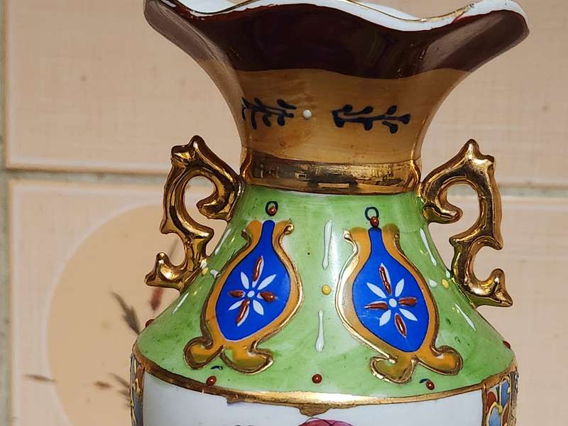 VINTAGE CHINESE HIGHLY DECORATIVE VASE, MARKED AT THE BASE