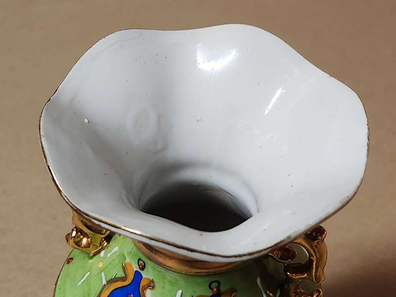 VINTAGE CHINESE HIGHLY DECORATIVE VASE, MARKED AT THE BASE
