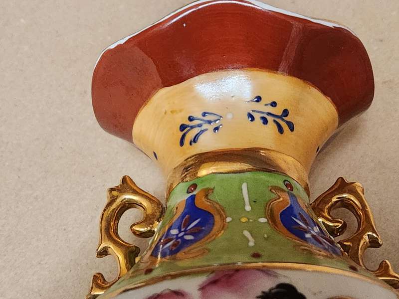 VINTAGE CHINESE HIGHLY DECORATIVE VASE, MARKED AT THE BASE