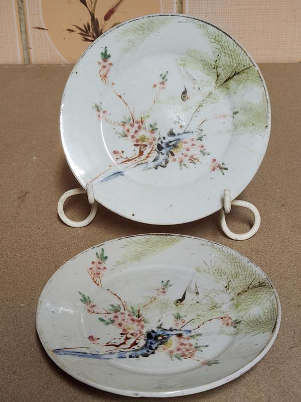 ANTIQUE PAIR OF JAPANESE KUTANI SMALL PLATES