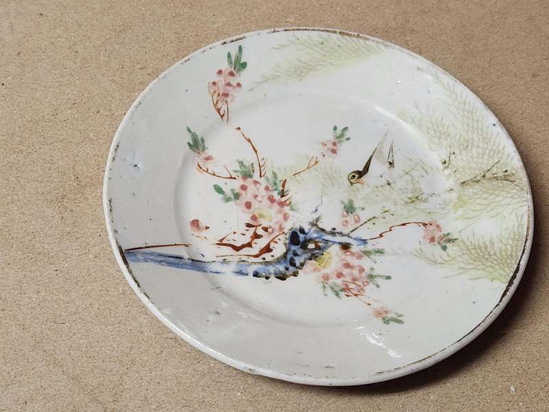 ANTIQUE PAIR OF JAPANESE KUTANI SMALL PLATES