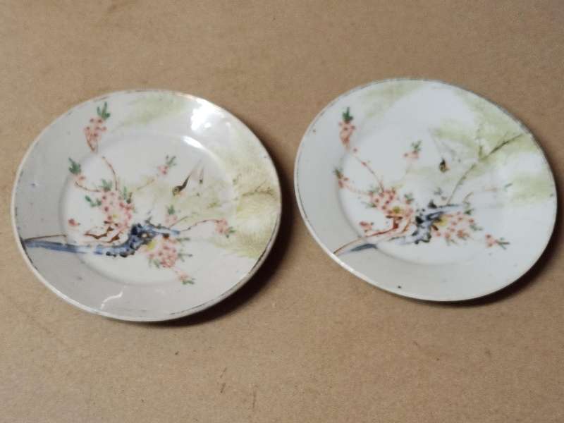ANTIQUE PAIR OF JAPANESE KUTANI SMALL PLATES