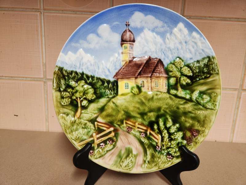 EARLY 20th CENTURY SCHRAMBERG MAJOLIKA PLATE