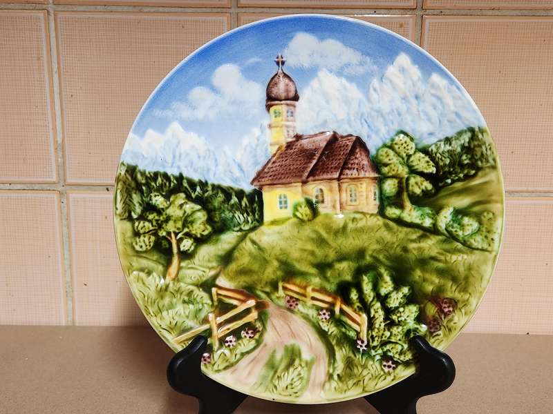 EARLY 20th CENTURY SCHRAMBERG MAJOLIKA PLATE