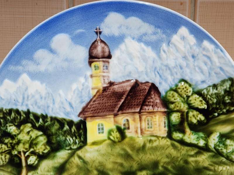 EARLY 20th CENTURY SCHRAMBERG MAJOLIKA PLATE