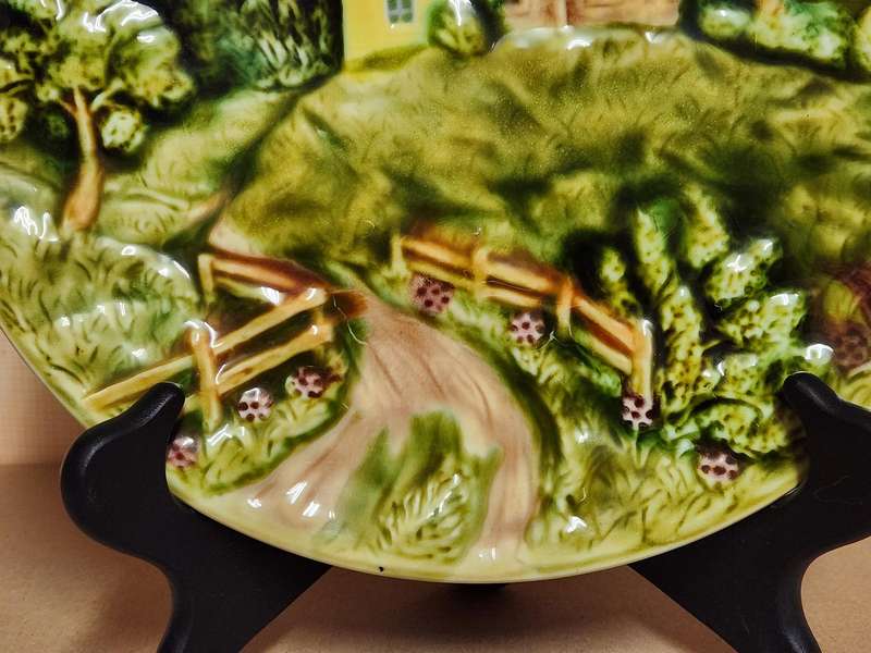 EARLY 20th CENTURY SCHRAMBERG MAJOLIKA PLATE