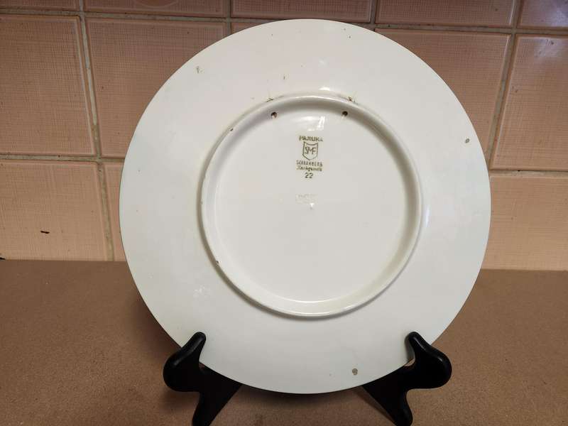 EARLY 20th CENTURY SCHRAMBERG MAJOLIKA PLATE