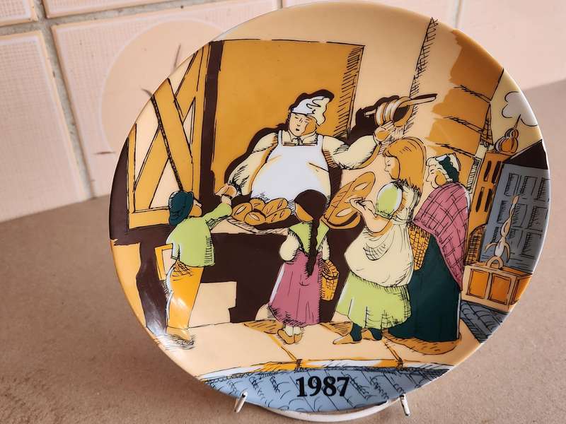 AWESOME SET OF SIX BAVARIA WINTERLING DECOR PLATES
