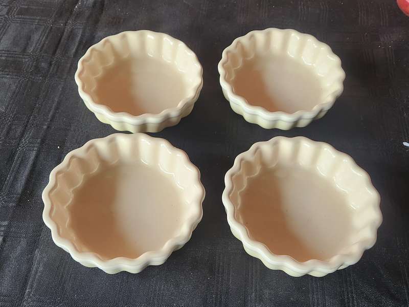 FOUR LE CREUSET FLUTED FLAN DISHES: 12 - 35