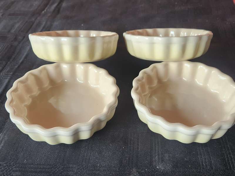 FOUR LE CREUSET FLUTED FLAN DISHES: 12 - 35