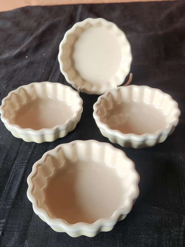 FOUR LE CREUSET FLUTED FLAN DISHES: 12 - 35