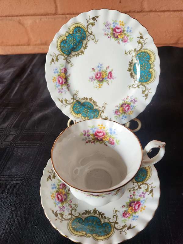 VINTAGE ROYAL ALBERT BONE CHINA BERKELEY TEA TRIO