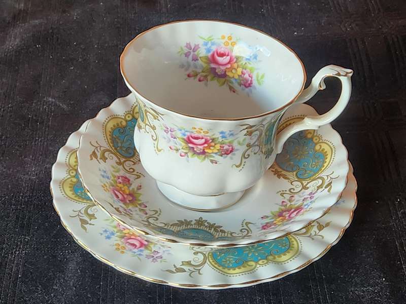 VINTAGE ROYAL ALBERT BONE CHINA BERKELEY TEA TRIO