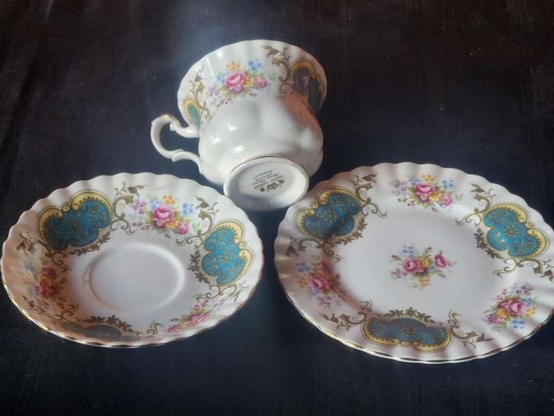 VINTAGE ROYAL ALBERT BONE CHINA BERKELEY TEA TRIO