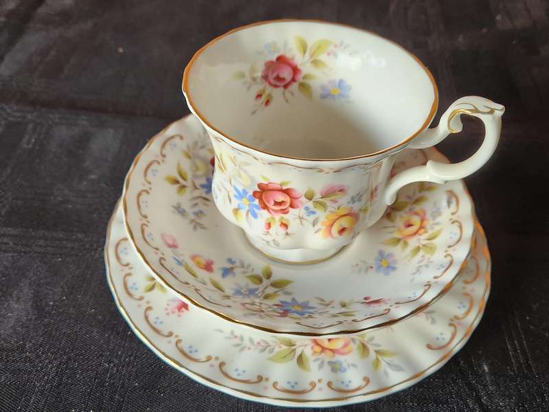 VINTAGE ROYAL ALBERT BONE CHINA JUBILEE ROSE TEA TRIO
