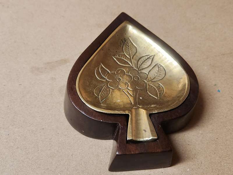 BEAUTIFUL SET OF BRASS AND WOOD CARD SUIT ASHTRAYS