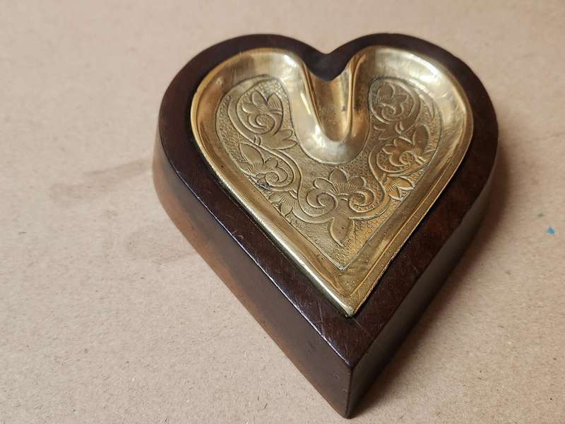 BEAUTIFUL SET OF BRASS AND WOOD CARD SUIT ASHTRAYS