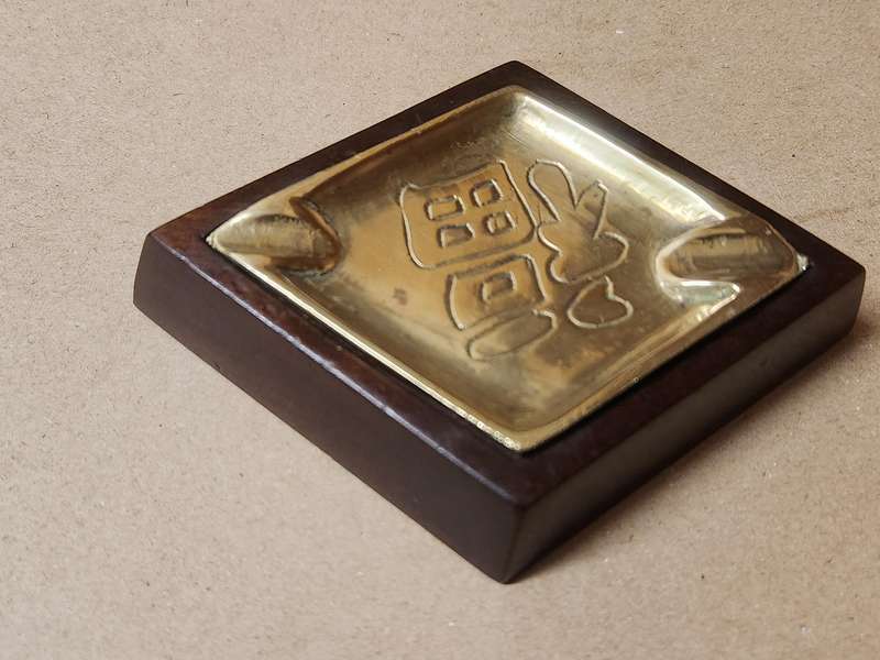 BEAUTIFUL SET OF BRASS AND WOOD CARD SUIT ASHTRAYS