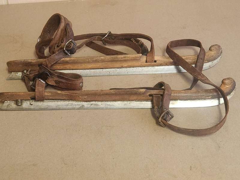 ANTIQUE EARLY 1900s WOODEN STEEL BLADE FRISIAN ICE SKATES BY J NOOITGEDAGT