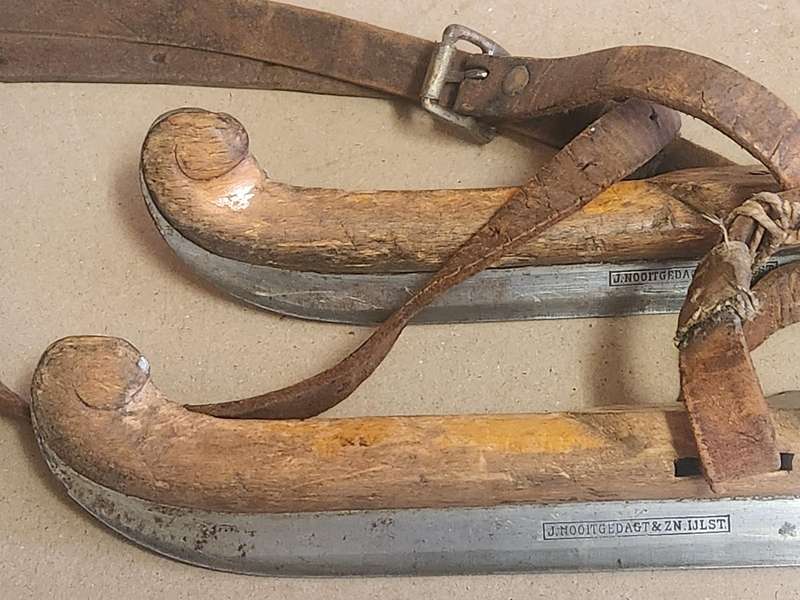 ANTIQUE EARLY 1900s WOODEN STEEL BLADE FRISIAN ICE SKATES BY J NOOITGEDAGT
