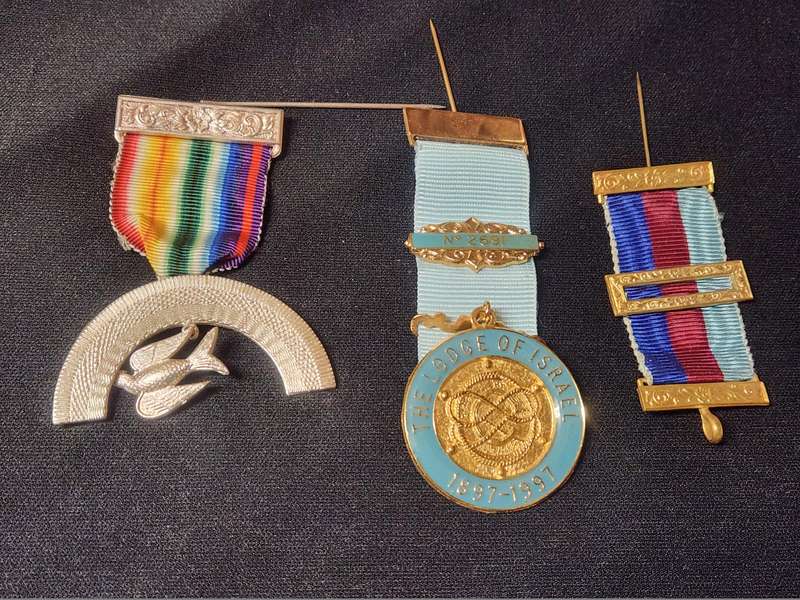 AWESOME THREE MASONIC BREAST JEWELS IN A TOYE KENNING AND SPENCER CASE