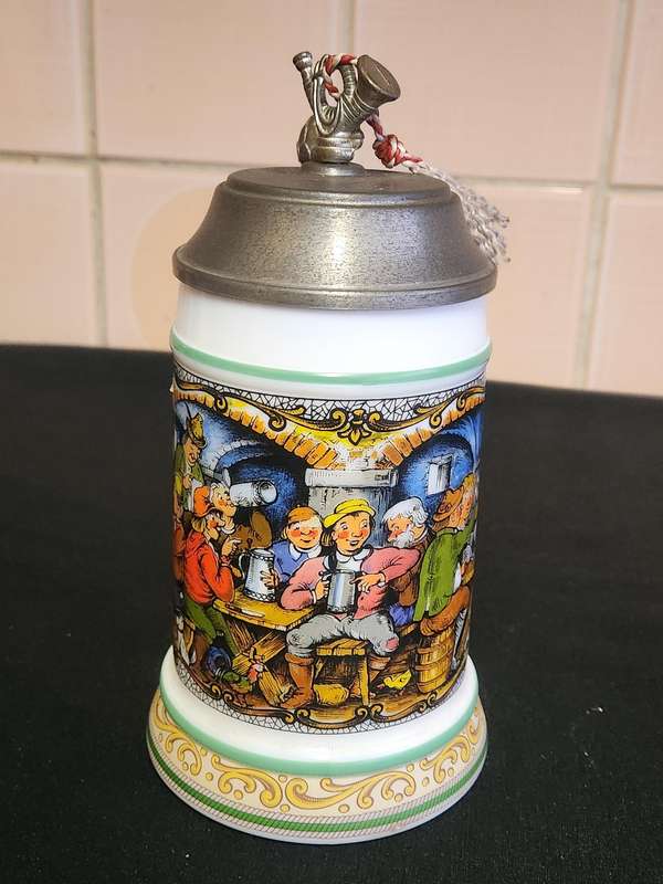 ORIGINAL BMF BIERSEIDEL MILK GLASS MUSICAL BEERSTEIN