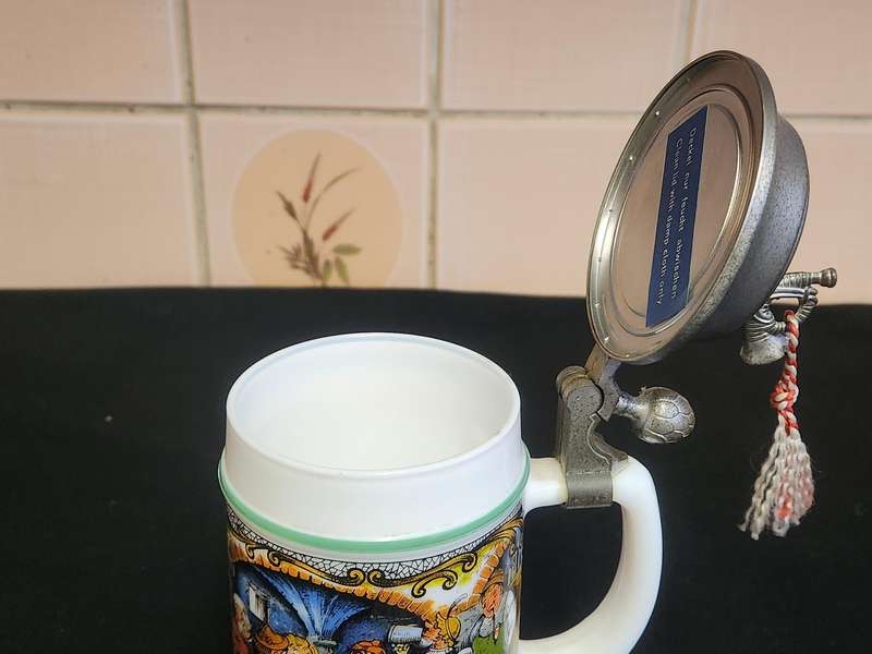 ORIGINAL BMF BIERSEIDEL MILK GLASS MUSICAL BEERSTEIN