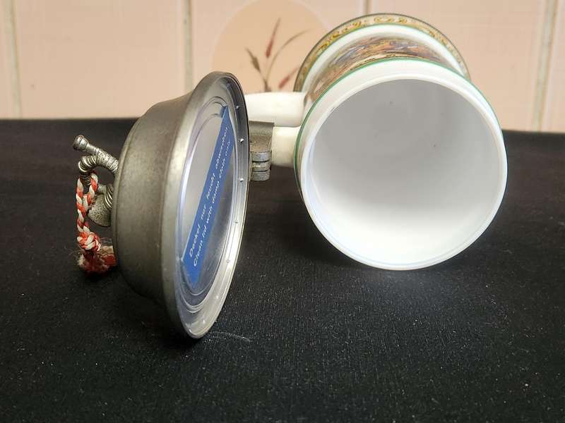 ORIGINAL BMF BIERSEIDEL MILK GLASS MUSICAL BEERSTEIN